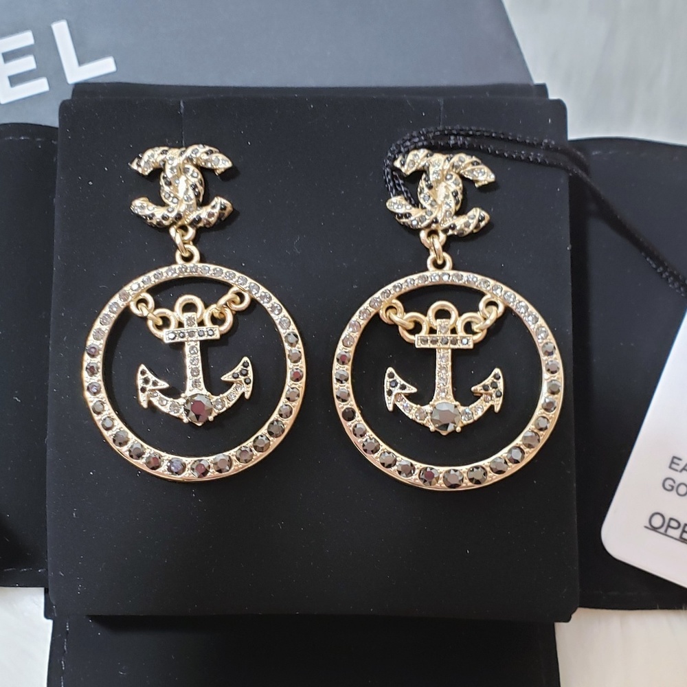 NWT 2018 Authentic CHANEL Hoop Earrings
